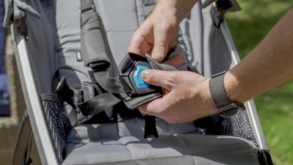 Attaching the Thule Urban Glide's 5-point harness
